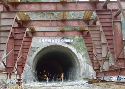 國道317線崗托隧道